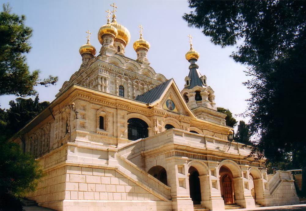 Đây là một nhà thờ Chính Thống giáo Nga, được sa hoàng Alexandr III cho xây dựng năm 1886 để vinh danh mẹ của ông, hoàng hậu Maria Alexandrovna của Nga.