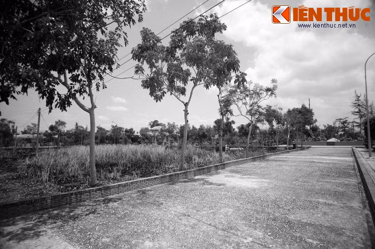Sự việc xảy ra sau khi tổ tiên của gia đình của hai anh em nông dân Biện Toại - Mười Chức cùng với những người nông dân khác đã đổ bao mồ hôi nước mắt để khẩn đất sình lầy thành đồng ruộng. Ảnh: Khuôn viên khu di tích chính là cánh đồng nơi xảy ra vụ thảm án năm xưa.
