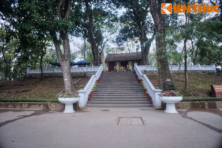 Mặt phía Đông của núi có đền Sưa, một ngôi đền được xây dựng vào thế kỷ 19.