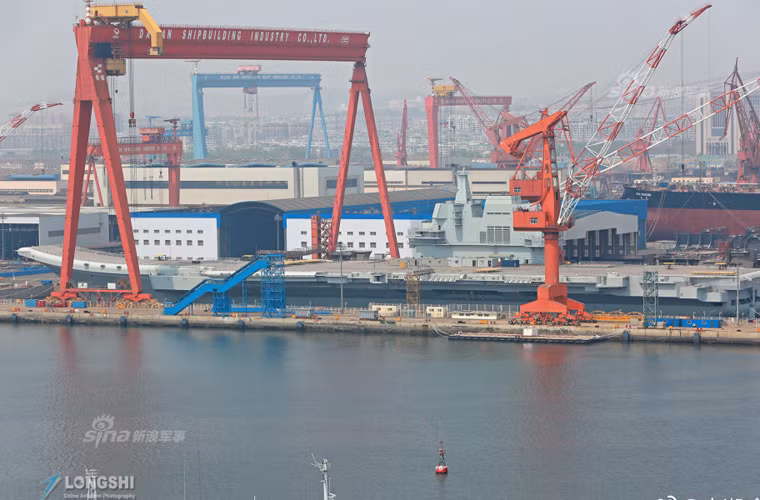 Theo nhận định của The Diplomat, Type 001A là phiên bản Trung Quốc được chế tạo trên cơ sở lớp tàu sân bay Kuznetsov của Liên Xô (cũ). Mà hiện tại Trung Quốc cũng đang vận hành một chiếc thuộc lớp Kuznetsov mang tên Liêu Ninh vốn là con tàu cũ của Liên Xô được mua lại từ Ukraine. Cho nên không có gì quá lạ lùng khi Type 001A giống hệt Kuznetsov. Nguồn ảnh: Sina
