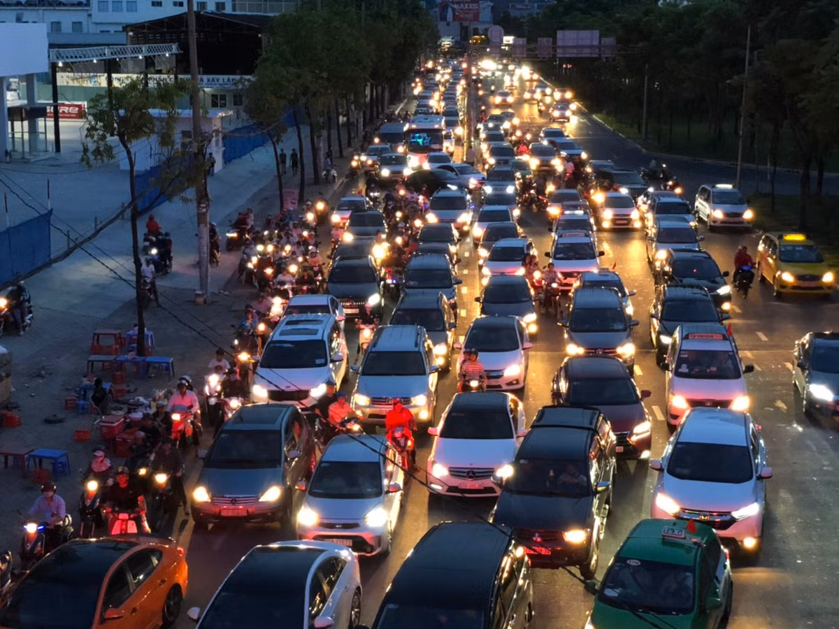 Xe ô tô nhích từng đoạn trên đường Hoàng Văn Thụ, quận Tân Bình.