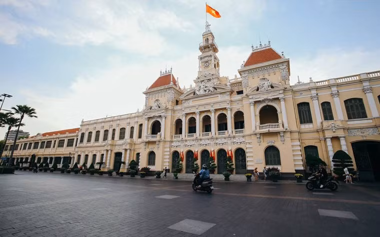 Khu vực trước trụ sở UBND TP HCM trên đường Lê Thánh Tôn, quận 1 thưa thớt phương tiện qua lại.