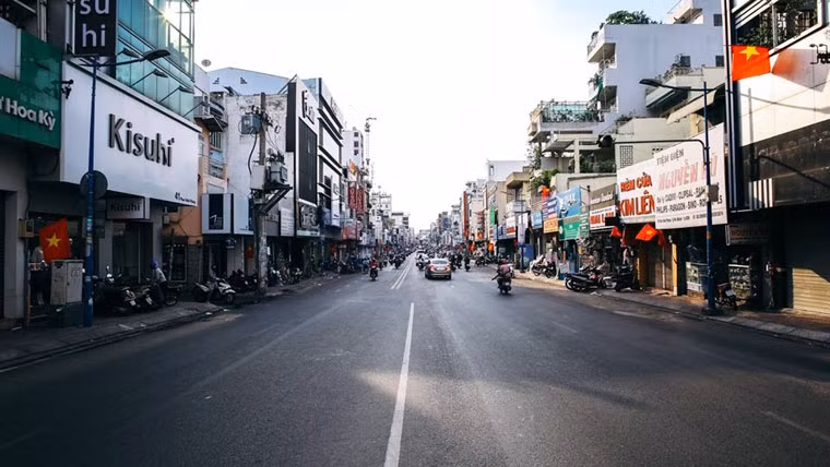 Nhiều tuyến đường ở TP HCM trở nên vắng vẻ, yên ắng trong ngày nghỉ lễ 30/4.