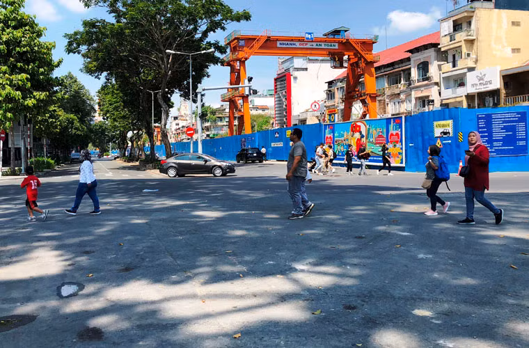 Khách quốc tế đi ngang qua công trình tuyến đường sắt đô thị (metro Bến Thành - Suối Tiên) đầu tiên ở TP HCM.