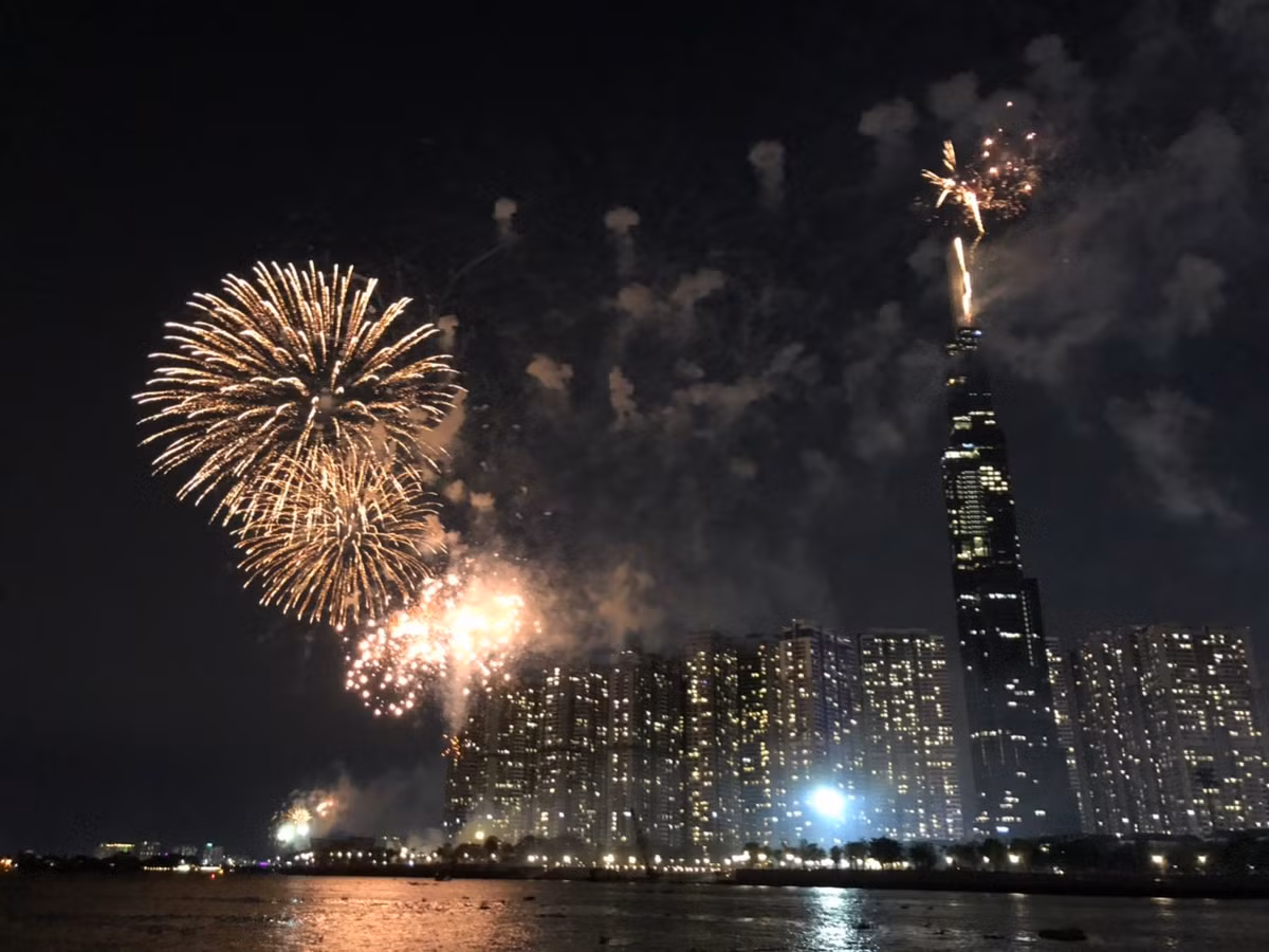 Pháo hoa lung linh bên tòa nhà Landmark 81 đêm 30/4.