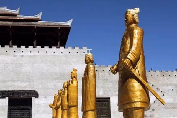 Sau một thời gian suy nghĩ, Tần Thủy Hoàng quyết định thu gom toàn bộ binh khí trong dân chúng. Kế hoạch này sẽ giúp ngăn chặn những kẻ có ý đồ nổi dậy không có vũ khí để thực hiện cuộc nổi loạn nhằm lật đổ vương triều. Với số binh khí bằng đồng thu gom được, Tần Thủy Hoàng cho người đúc 12 bức tượng người để củng cố ngôi vị.