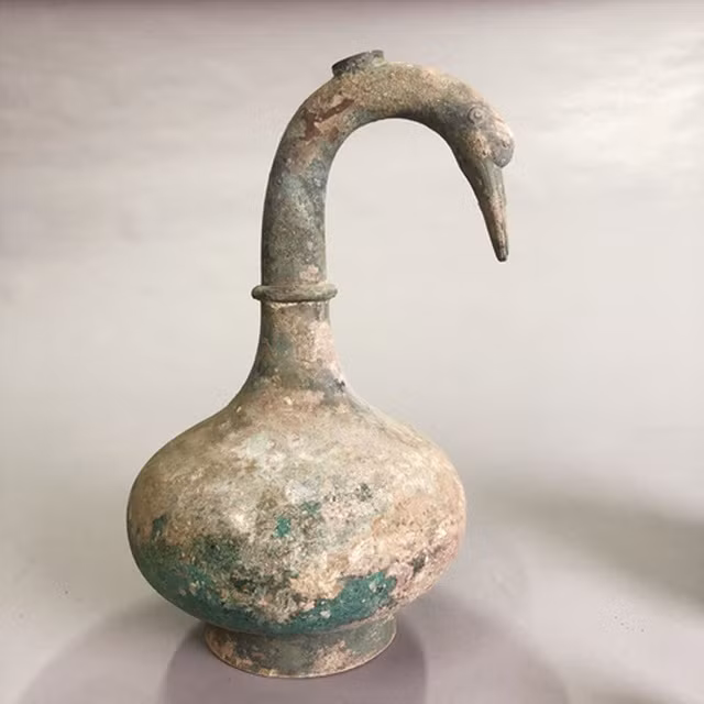 Vào tháng 5/2020, các chuyên gia khảo cổ Trung Quốc tiến hành cuộc khai quật một ngôi mộ cổ tại thành phố Tam Môn Hiệp, tỉnh Hà Nam. Từ đây, họ phát hiện bí mật về chiếc bình đựng rượu thuốc khoảng 2.000 tuổi.