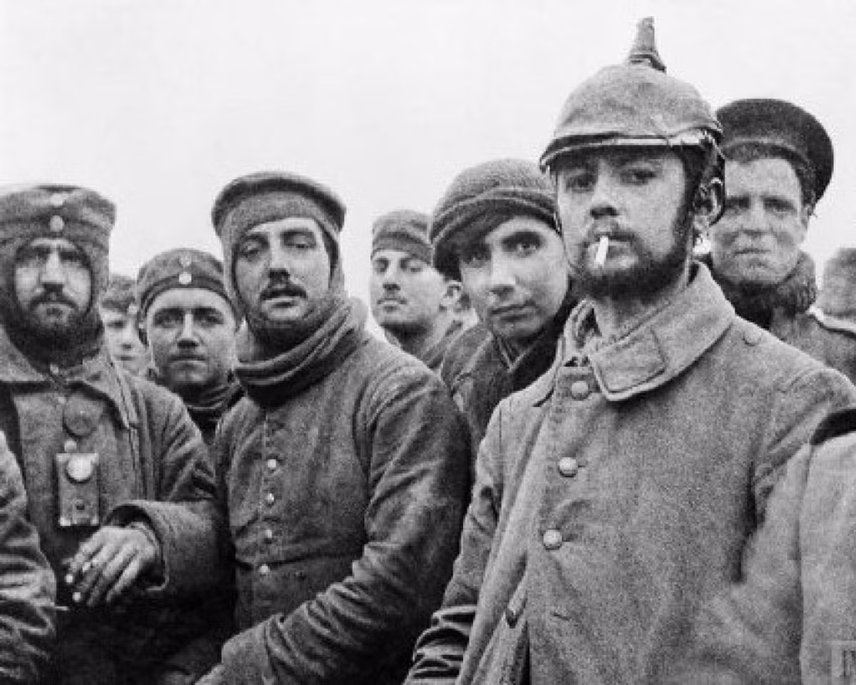 Theo lời kể của binh sĩ Albert Moren thuộc trung đoàn Queens Second, Anh, vào đêm Giáng sinh, các binh sĩ cùng hát bài Thánh ca. Đó là một đêm trăng đẹp, sương bao phủ khăp mặt đất. Ông không thể nào quên cảnh tượng hôm đó.
