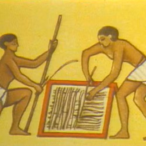 Giấy papyrus được sử dụng lần đầu tiên là ở vương triều thứ nhất của Ai Cập (khoảng 4.000 năm trước Công nguyên). Loại giấy này có màu ngà, nâu vàng, cứng nhưng có thể uốn cong và rất bền.