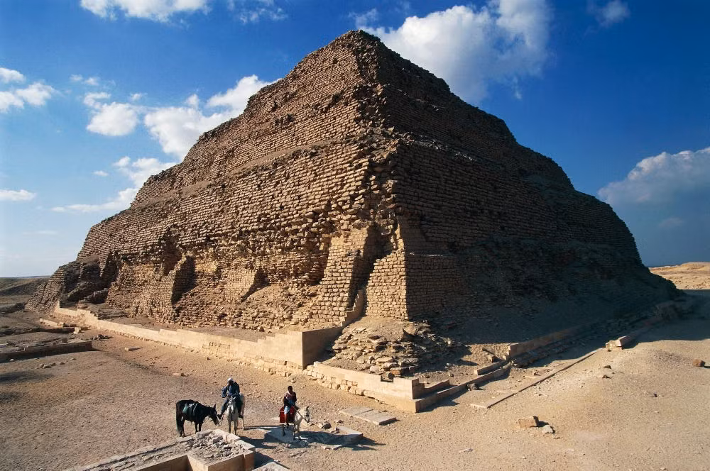 Theo các chuyên gia, kim tự tháp bậc thang Djoser cao khoảng 63m, bao gồm 6 bậc thang xếp chồng lên nhau. Phía dưới là một hầm mộ sâu 28m được cho là nơi đặt xác ướp pharaoh Djoser.