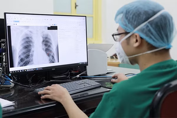 AI còn hỗ trợ trong việc truy vết người tiếp xúc đã phát huy hiệu quả khi có ổ dịch hoặc ca lây nhiễm mới trong cộng đồng, giúp đội ngũ y tế điều tra lịch trình, lấy thông tin dịch tễ. Khi số lượng ca lây nhiễm COVID-19 trong cộng đồng tăng cao, sự hỗ trợ của AI đã giúp số hóa toàn bộ tờ khai, phiếu điều tra dịch tễ và đưa lên hệ thống.