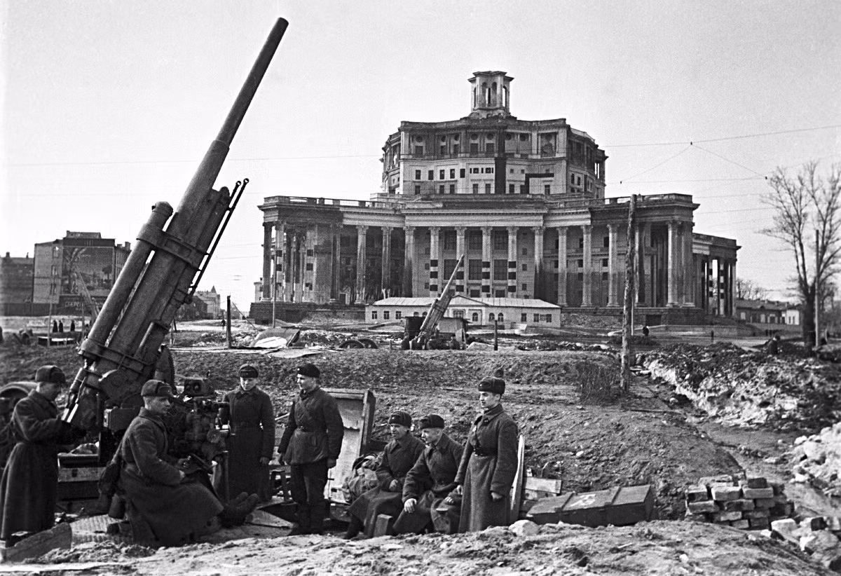 Để làm được điều đó, Liên Xô cho sơn lại Điện Kremlin và các công trình lân cận bằng những màu sắc khác nhau. Kế đến, họ bao phủ các công trình này bằng những tấm chắn bằng gỗ.