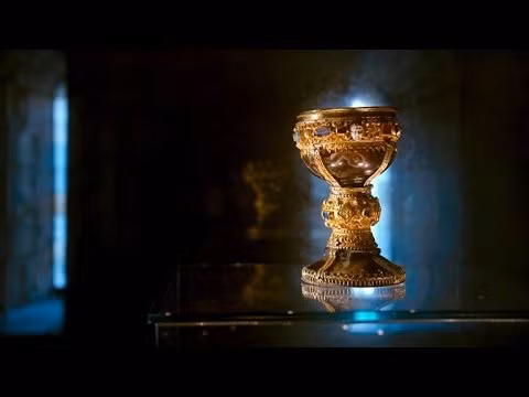 Dù vậy, Joseph không chết vì đói là nhờ mỗi ngày Chén Thánh đều cung cấp thức ăn và nước sạch cho ông vì là người sở hữu chiếc cốc quyền năng.