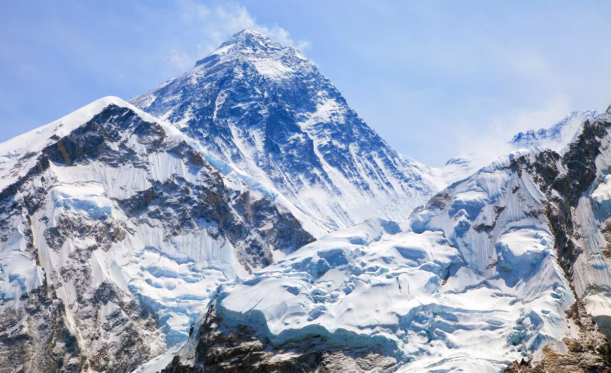 Quá trình tăng chiều cao của núi Everest diễn ra rất chậm. Phần cao thêm của đỉnh núi có thể dễ dàng bị xóa bỏ bởi các trận động đất và những hiện tượng khác.