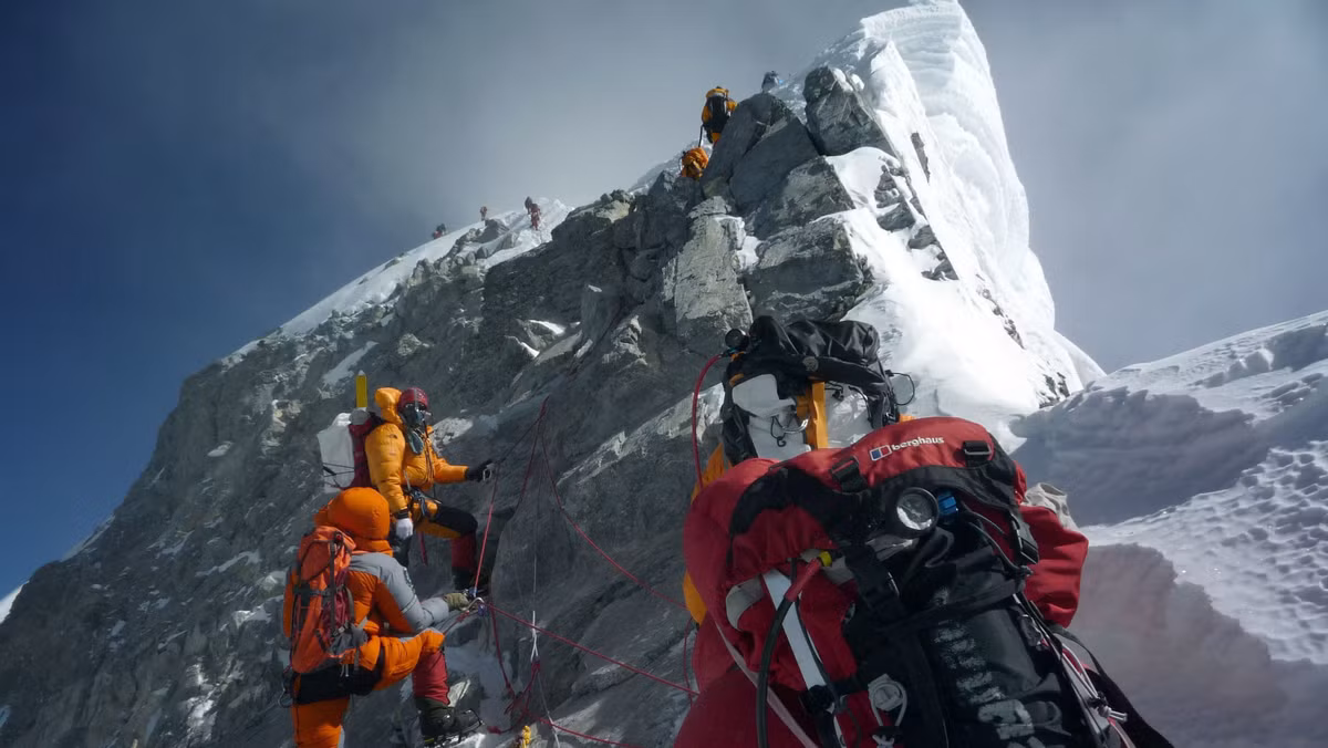 Tháng lạnh nhất trong năm ở Everest là tháng 1. Khi ấy, nhiệt độ trung bình trên "nóc nhà thế giới" là -36 độ C.