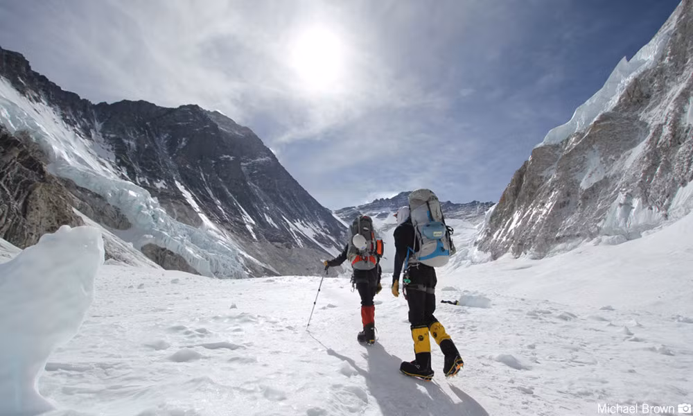 Nhiệt độ trung bình trên đỉnh núi Everest dao động trong khoảng -20 độ C đến -35 độ C.