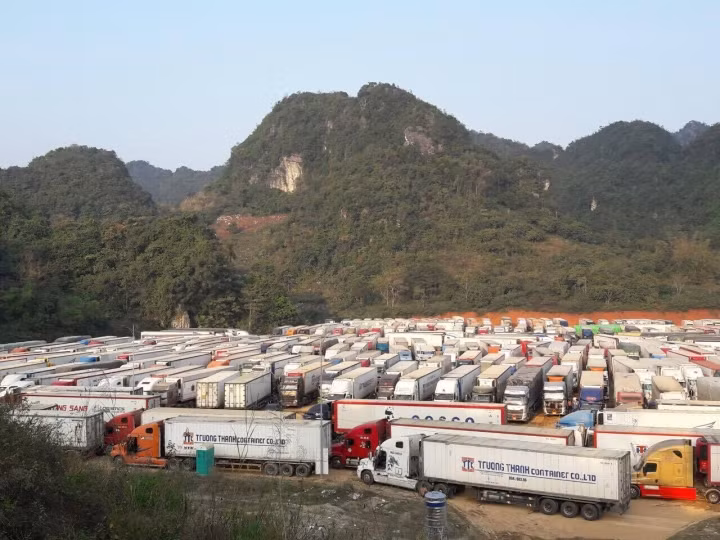 Cua khau Chi Ma thong quan nho giot, hang hoa ton dong nhieu-Hinh-3