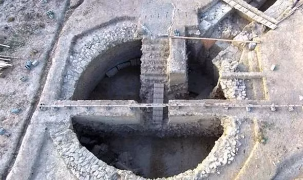 Sau nhiều kiểm tra, họ xác định đây là thi hài của một chiến binh Hy Lạp thời cổ đại. Người chiến binh này qua đời khi khoảng 30 - 35 tuổi.