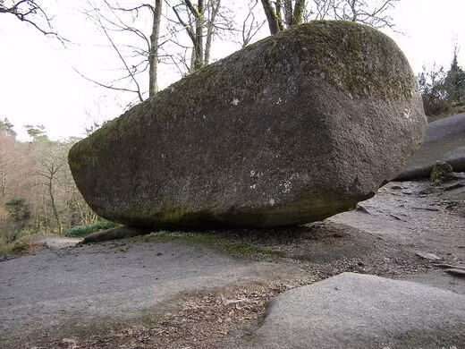 Hòn đá đặc biệt đó có tên Trembling Rock. Nó có chiều dài khoảng 7m và trọng lượng ước tính 137 tấn.
