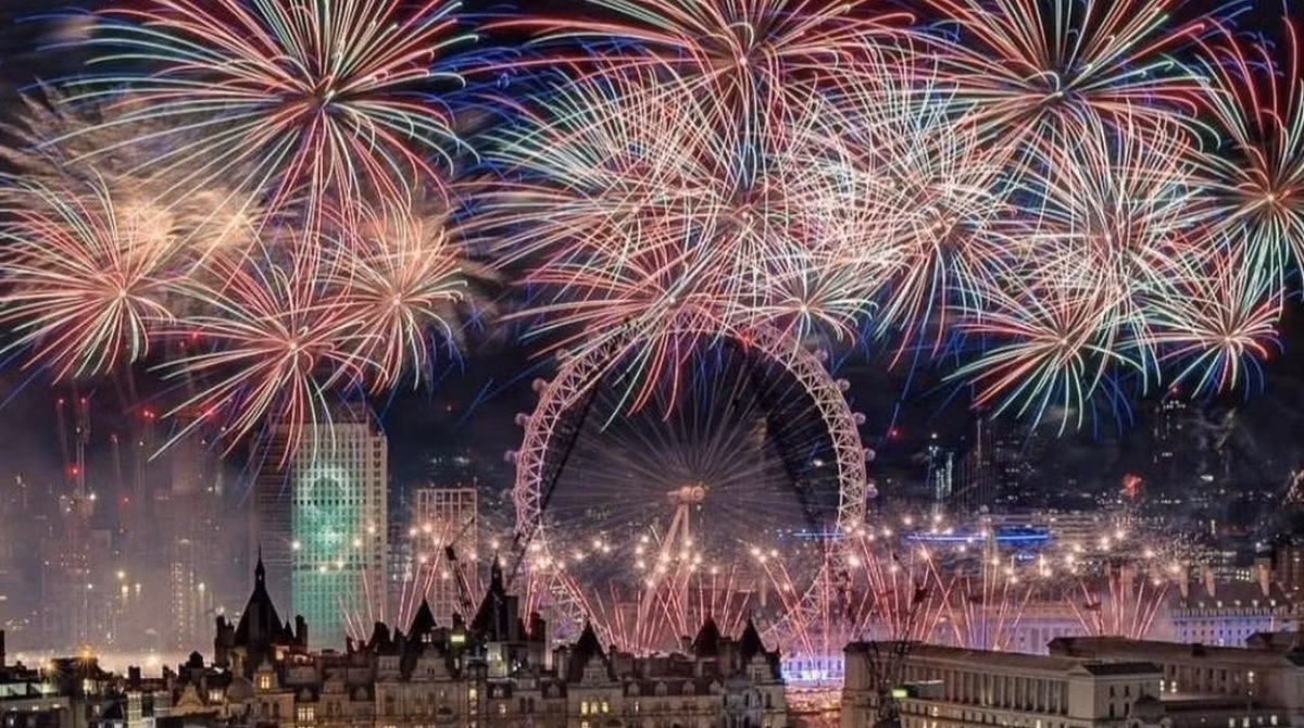 Vào ngày 20/12, Thị trưởng London Sadiq Khan thông báo hủy bỏ một sự kiện lớn đón giao thừa ở quảng trường Tragalgar trước sự gia tăng số ca nhiễm Covid-19. Thay vào đó, chính quyền sẽ phát trực tiếp một chương trình đón giao thừa vào lúc nửa đêm.