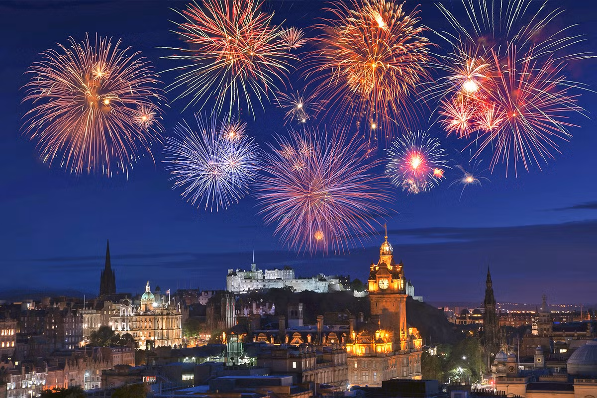 Tất cả các sự kiện trong đêm giao thừa 2022 ở Edinburgh, Scotland bị hủy bỏ nhằm giảm sự lây lan của đại dịch.