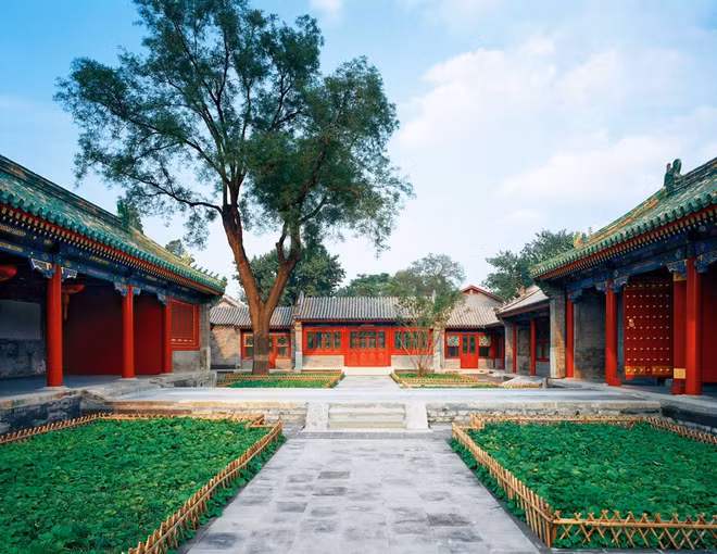 Tổng diện tích Cung Vương Phủ lên tới 60.000 m2. Trong số này, phủ đệ chiếm 32.000 m2 và hoa viên chiếm 28.000 m2. Bên trong phủ của Hòa Thân có 3 tòa lầu kéo dài từ phía tây kinh thành đến phía bắc.