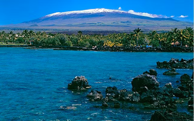 Dù vậy, những ngọn núi như Mauna Kea vẫn cao hơn nhiều so với những ngọn núi trên mặt đất do nước có mật độ cao sẽ chống lại trọng lực nhiều hơn không khí.