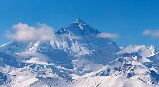 Everest ở Nepal nổi tiếng thế giới là đỉnh núi cao nhất thế giới với chiều cao lên tới 8.848,86m so với mực nước biển. Tuy nhiên, đây không phải là ngọn núi cao nhất Trái đất tính từ chân tới đỉnh.