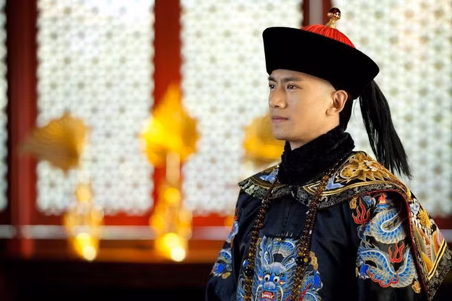 Triều châu của nhà Thanh sử dụng có nguồn gốc từ niệm châu của Phật giáo. Niệm châu là chuỗi hạt được xâu thành dây làm pháp cụ để người tu hành ghi nhớ số lần niệm kinh.
