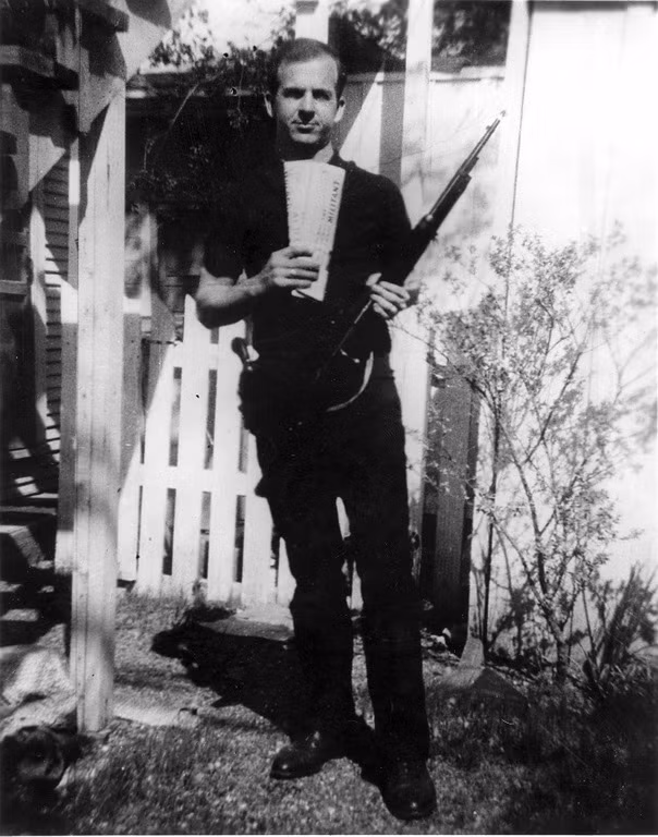 Lần hầu tòa đầu tiên của Lee Harvey Oswald là vì đánh nhau với một sĩ quan cấp trên. Lần vướng lao lý tiếp theo là vì gã tự bắn vào khuỷu tay của mình. Sau khi xuất ngũ, gã từng có khoảng thời gian sống ở Liên Xô từ 9/1959 - 6/1962. Để tới xứ sở bạch dương, gã tốn không ít công sức, thậm chí lấy tính mạng ra cược.