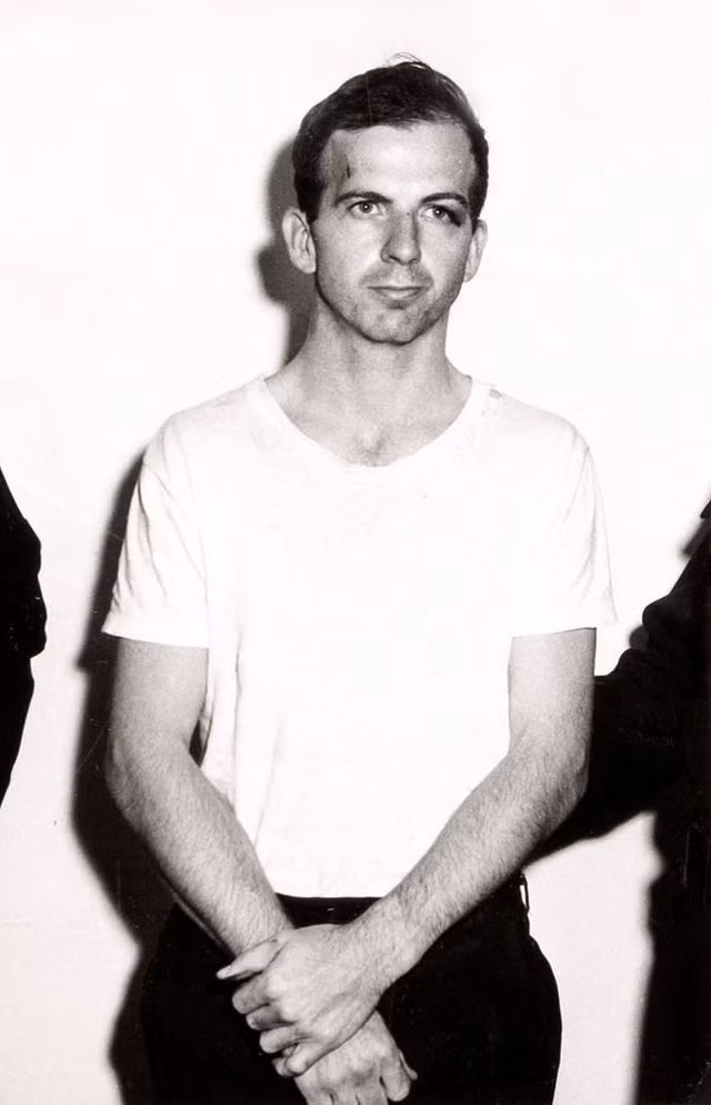 Sau khi gây ra cái chết của Tổng thống Kennedy, công chúng tò mò về cuộc đời của Lee Harvey Oswald. Theo đó, họ phát hiện kẻ sát nhân bị cả nước Mỹ nguyền rủa có quá khứ "bất hảo".