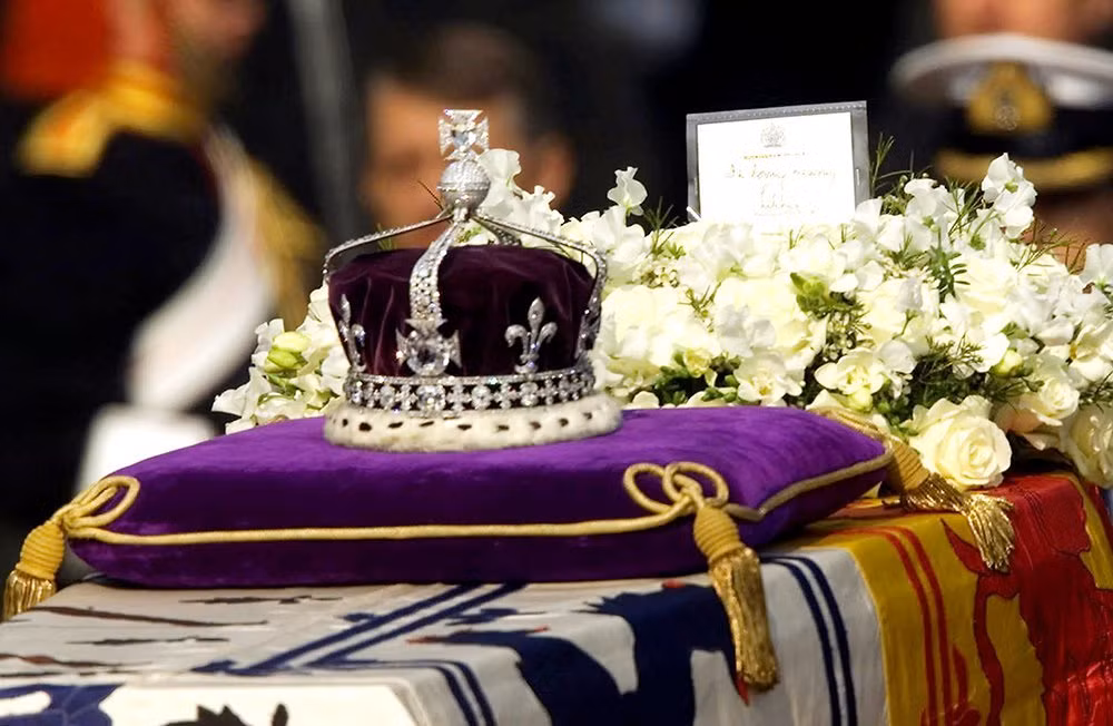 Một số sử gia nhận định viên kim cương Koh-i-Noor có tuổi đời hơn 5.000 tuổi. Nó được phát hiện lần đầu dưới vương triều Mughal, tại khu vực Kollur, thuộc Vương quốc Kakatiya (Ấn Độ).