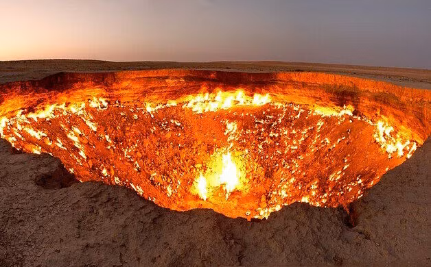 Hố Darvaza là một trong những địa điểm đặc biệt nhất thế giới. Nơi đây được biết đến là " cổng địa ngục" luôn đỏ lửa suốt nhiều thập kỷ qua.