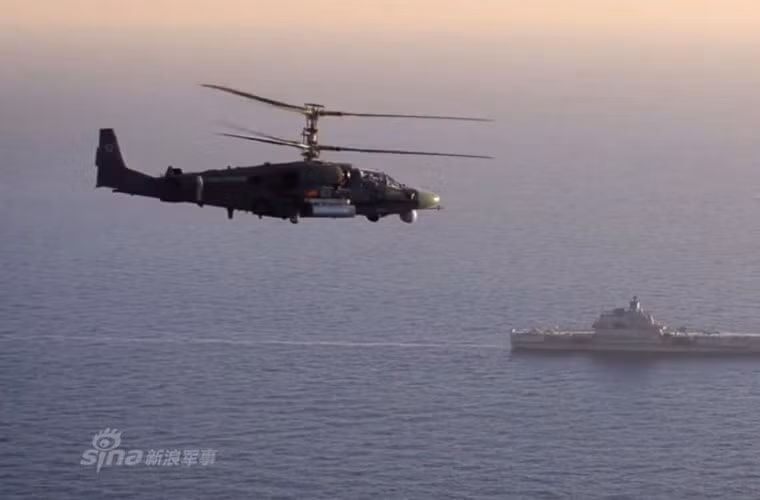 Hình ảnh đẹp trực thăng tấn công Ka-52K bay gần tàu “mẹ”. Nguồn ảnh: Sina