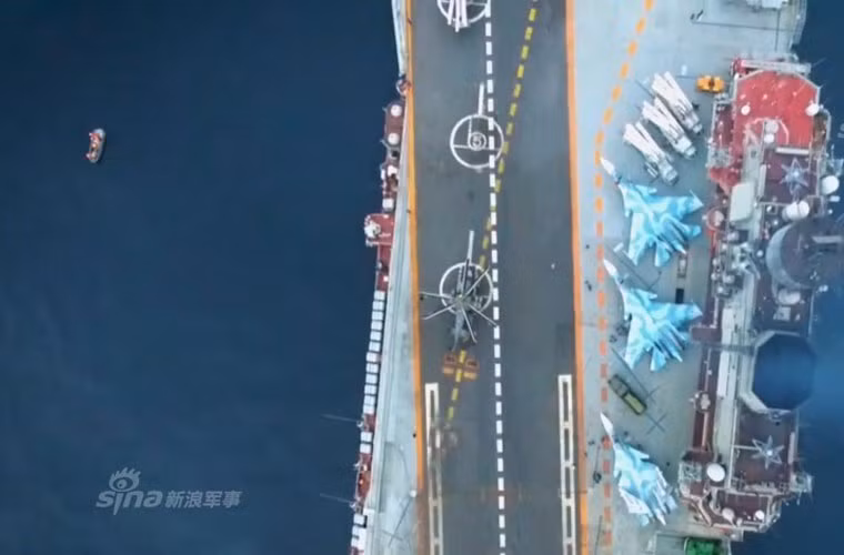 Góc ảnh đặc biệt chụp từ phía trên trực thăng xuống dưới tàu sân bay. Nguồn ảnh: Sina