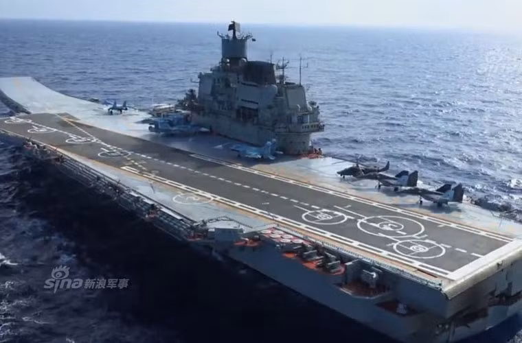 Các máy bay tiêm kích Su-33 và MiG-29K cất cánh từ tàu sân bay Kuznetsov đã giáng những đòn sấm sét vào quân khủng bố ở Syria, tạo điều kiện cho Quân đội Syria giành lại Aleppo và nhiều thành thị lớn khác. Nguồn ảnh: Sina
