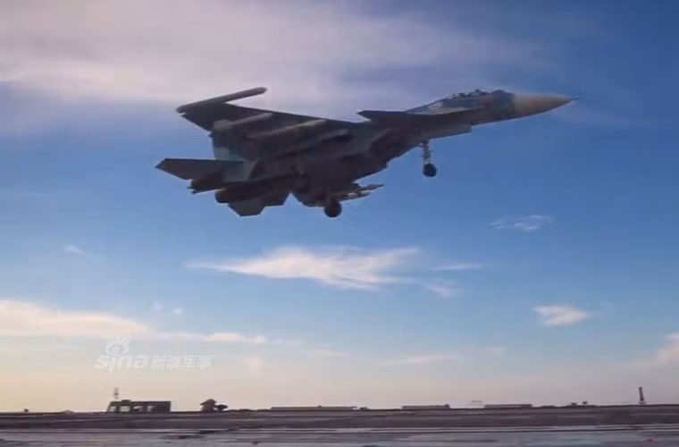 Tiêm kích hạm Su-33 chuẩn bị hạ cánh xuống Kuznetsov. Nguồn ảnh: Sina