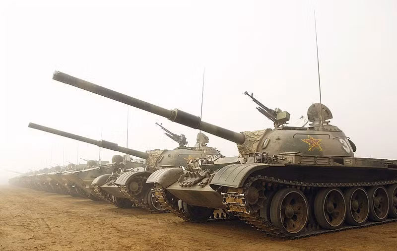 Trên cơ sở Type 59, Trung Quốc đã phát triển thêm một số phiên bản hiện đại hơn, vượt xa thế hệ T-54A, T-55 đời đầu, thậm chí về mặt hỏa lực còn vượt trội các phiên bản hiện đại hóa T-55AM, T-55AM2B... Ví dụ như mẫu Type 59-II trang bị pháo 105mm Type 81 sao chép mẫu L7 của Anh; Type 59-IIA trang bị giáp composite, dùng nòng 105mm; Type 59D nâng cấp với giáp phản ứng nổ, hệ thống điều khiển hỏa lực máy tính và nòng 105mm Type 83A bắn được tên lửa chống tăng; Type 59G nâng cấp với tháp pháo giống Type 96A, dùng nòng 125mm.