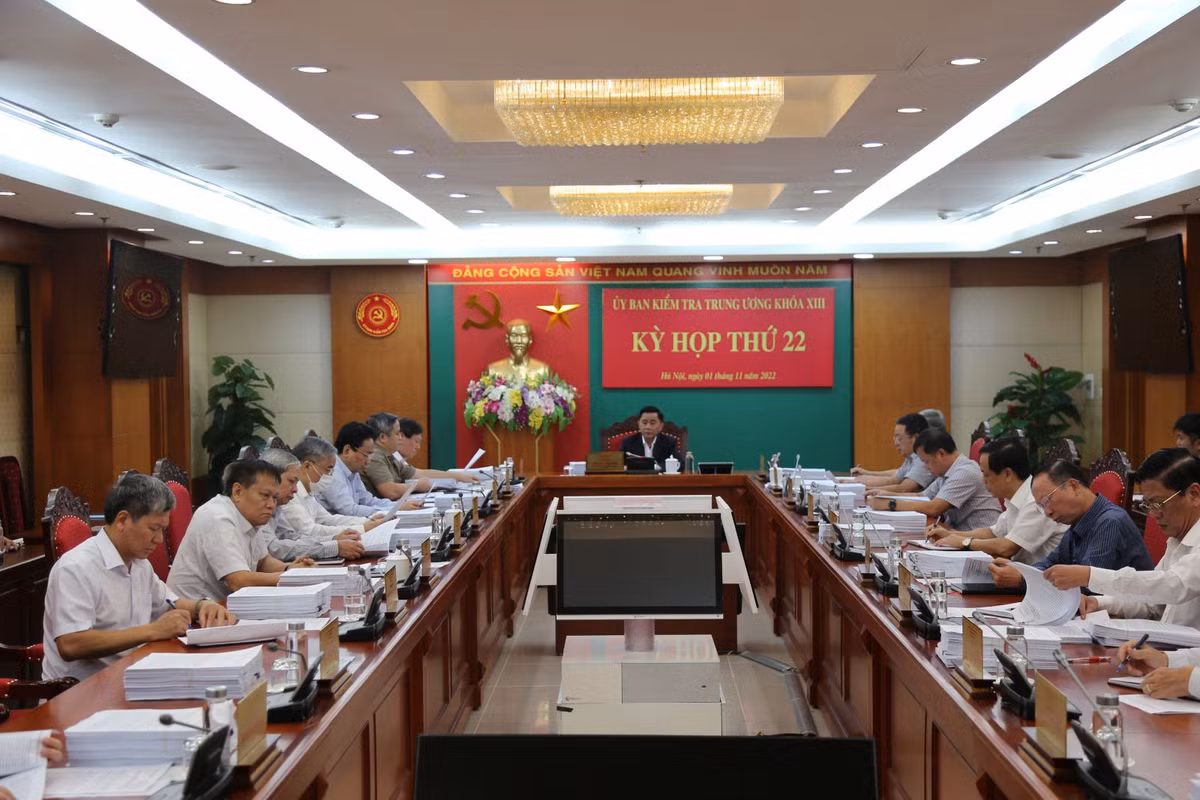 Trước đó, tại kỳ họp thứ 22 mới đây, Ủy ban Kiểm tra Trung ương đã thực hiện kết luận của Ban Chỉ đạo Trung ương về phòng, chống tham nhũng, tiêu cực và kết luận tại Kỳ họp thứ 20 đối với một số tổ chức đảng, đảng viên ở tỉnh An Giang.