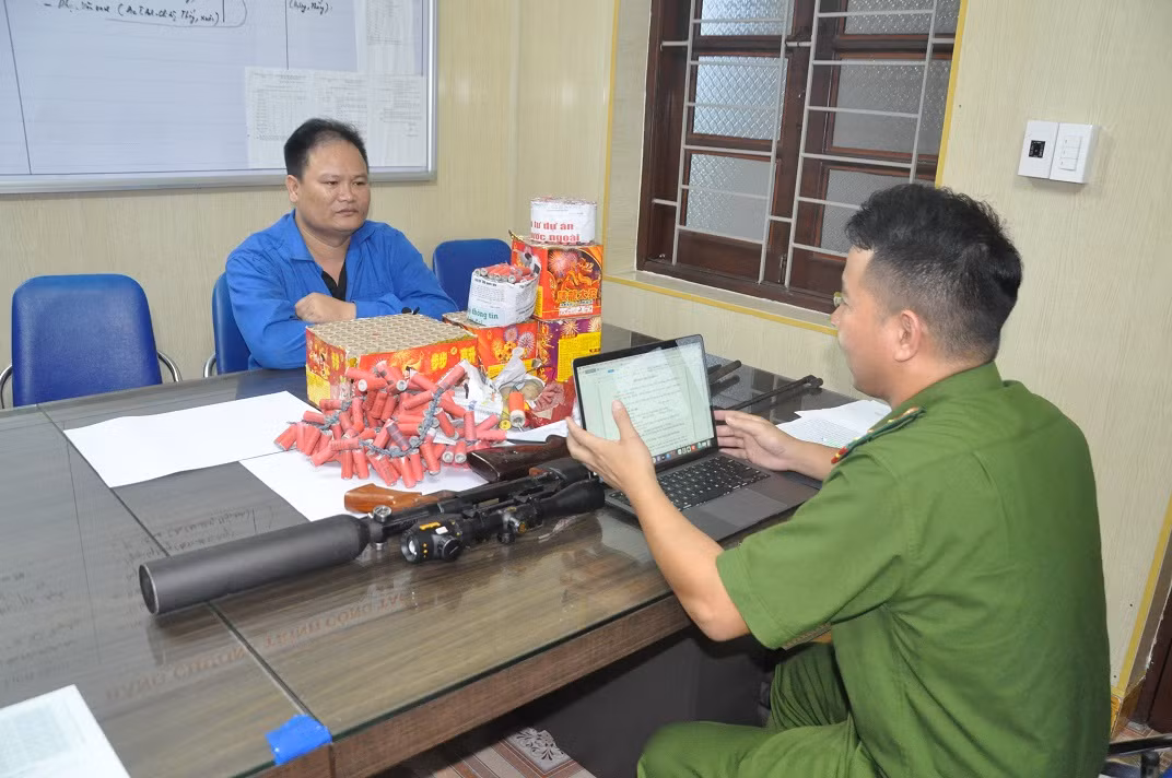 Hải Dương: Bắt đối tượng tàng trữ hơn 11kg pháo cùng 4 khẩu súng Hai Duong: Bat doi tuong tang tru hon 11kg phao cung 4 khau sung