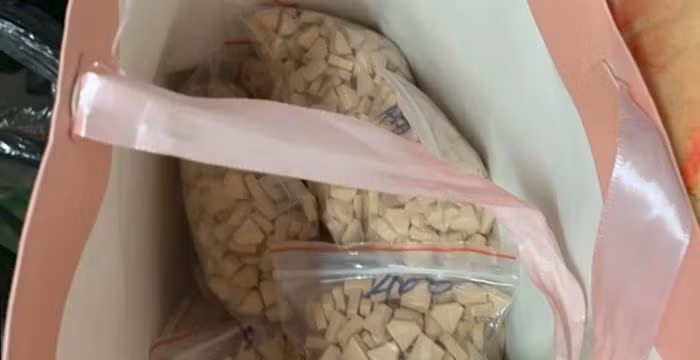 Ngày 15/10 tại TP HCM, Cục C04 bắt quả tang Nguyễn Xuân Thành (32 tuổi) đang giao 2kg ma túy tổng hợp cho người mua. Khám xét 3 căn hộ của Thành thuê tại TP HCM, cảnh sát thu giữ thêm 7.000 viên ma túy, 3 kg ma túy tổng hợp, 1.000 túi ma túy nước vui, 2 kg ma túy dạng bột...Đồng thời, Cục 04 bắt giữ, khám xét nhà 3 nghi phạm liên quan vụ án, gồm: Bàng A Đạt (40 tuổi), Võ Bá Nghĩa (32 tuổi) và Phan Thanh Bình (25 tuổi). Tang vật thu giữ thêm 1,4 kg ma túy tổng hợp. 
