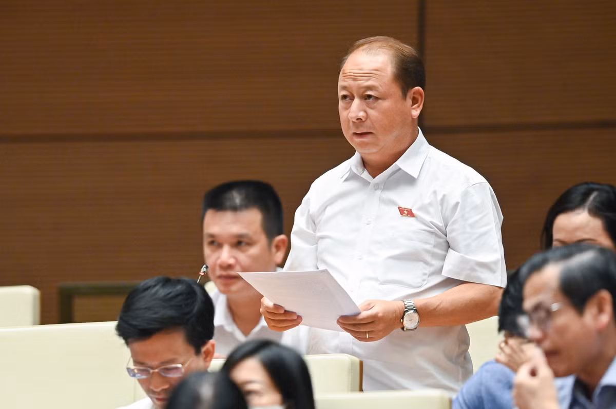  Đại biểu Sùng A Lềnh - Đoàn ĐBQH tỉnh Lào Cai: “Tại Việt Nam và nhiều nước trên thế giới cho thấy, việc duy trì hình phạt tử hình là một biện pháp cần thiết để trừng trị, răn đe và phòng ngừa các tội phạm đặc biệt nghiêm trọng. Vì vậy công tác giải quyết hồ sơ án tử hình và quản lý giam giữ thi hành án tử hình là một nhiệm vụ rất quan trọng. Tuy nhiên, việc thực hiện vẫn chưa quyết liệt, chưa kịp thời và chưa đáp ứng yêu cầu đề ra. Công tác giam giữ, thi hành án tử hình có nhiều khó khăn do đối tượng bị kết án từ hình thời gian gần đây tăng nhanh.”. 