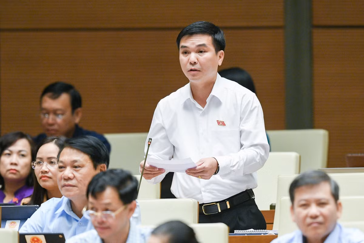  Đại biểu Hà Sỹ Huân - Đoàn ĐBQH tỉnh Bắc Kạn:“Việc đánh giá, xếp loại cán bộ, công chức, viên chức luôn là khâu quan trọng trong công tác cán bộ. Tuy nhiên, trên thực tế việc đánh giá, xếp loại vẫn còn biểu hiện chưa thực chất, thậm chí có hiện tượng nể nang, né tránh, ngại va chạm, dĩ hòa vi quý. Đề nghị Bộ trưởng cho biết những giải pháp mà Bộ đã và sẽ triển khai giúp cho công tác đánh giá cán bộ được chính xác và phản ảnh thực chất trong thời gian tới?” 