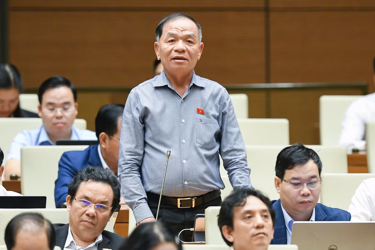  Đại biểu Lê Thanh Vân – Đoàn ĐBQH tỉnh Cà Mau: “ Trọng dụng nhân tài và thưởng phạt nghiêm minh” là thuật dùng người cũng là luật trị quốc. Ngày 22/9/2021, Bộ Chính trị cũng đã ban hành Kế luật số 14 trong đó chủ trương khuyến khích bảo vệ cán bộ năng động, sáng tạo dám nghĩ dám làm, dám đột phá vì lợi ích chung. Bộ trưởng với nhiệm vụ quyền hạn của mình đã làm gì để biến chủ trương trên thành pháp luật, thành quy tắc xử sự có tính chất áp dụng chung?” 
