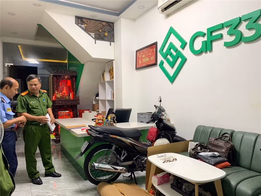 Lộ diện “trùm” cầm đầu đường dây đánh bạc hàng chục nghìn tỷ đồng - Hình 2 Lo dien “trum” cam dau duong day danh bac hang chuc nghin ty dong-Hinh-2