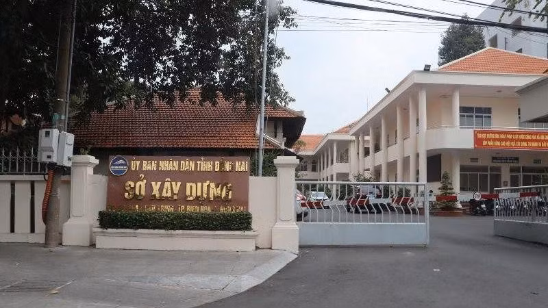 Mới đây, Cơ quan điều tra Bộ Công an cho biết đã ra quyết định khởi tố bị can, áp dụng biện pháp cấm đi khỏi nơi cư trú đối với bị can Trịnh Huy Cường (47 tuổi) - Trưởng phòng Quản lý Xây dựng - Sở Xây dựng tỉnh Đồng Nai, nguyên Phó giám đốc Trung tâm Kiểm định và Tư vấn Xây dựng Đồng Nai về tội Thiếu trách nhiệm gây hậu quả nghiêm trọng.