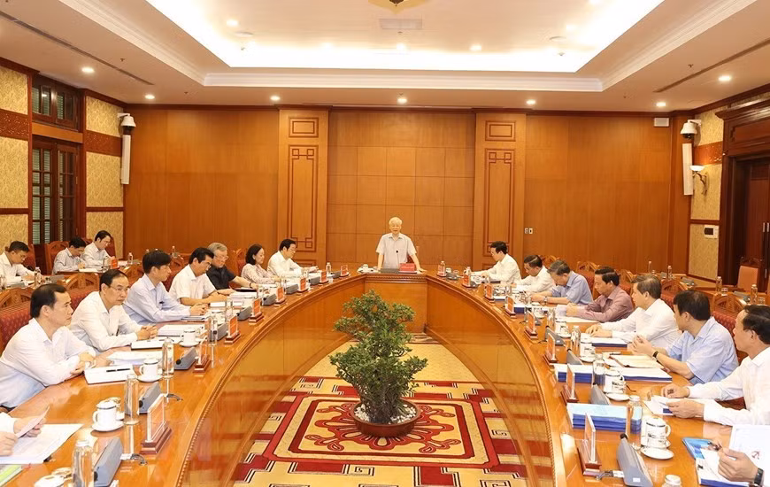 Mới đây, tại cuộc họp Thường trực Ban Chỉ đạo Trung ương về phòng, chống tham nhũng, tiêu cực ngày 18/11, báo cáo cho biết, từ đầu nhiệm kỳ XIII đến nay, Ban Chấp hành Trung ương, Bộ Chính trị, Ban Bí thư, Ủy ban Kiểm tra Trung ương đã thi hành kỷ luật 67 cán bộ diện Bộ Chính trị, Ban Bí thư quản lý. Trong đó có 7 ủy viên Trung ương Đảng, 6 nguyên ủy viên Trung ương Đảng. Gồm 5 bộ trưởng, nguyên bộ trưởng; 7 bí thư, nguyên bí thư tỉnh ủy; 2 chủ tịch, nguyên chủ tịch Viện hàn lâm Khoa học xã hội Việt Nam. 18 thứ trưởng, nguyên thứ trưởng và tương đương; 13 chủ tịch, nguyên chủ tịch tỉnh; 4 nguyên phó bí thư thường trực tỉnh ủy; 20 sĩ quan cấp tướng. (Ảnh: Quang cảnh cuộc họp).