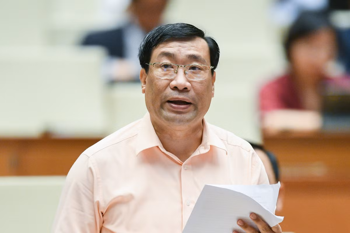  Đại biểu Thạch Phước Bình - Đoàn Trà Vinh: “Quy định về giá đất cụ thể là điểm không thành công của Luật Đất đai 2013, làm phát sinh tranh chấp, khiếu kiện trong thu hồi đất. Tuy nhiên, khoản 1 Điều 164, 165 của dự thảo Luật về Bảng giá đất, giá đất cụ thể vẫn chưa khắc phục được những bất cập trong Luật hiện hành. Cần có cơ chế hữu hiệu hơn để nâng cao hiệu quả, tính minh bạch của công tác định giá đất, tránh tình trạng “vừa đá bóng, vừa thổi còi” trong công tác định giá”.