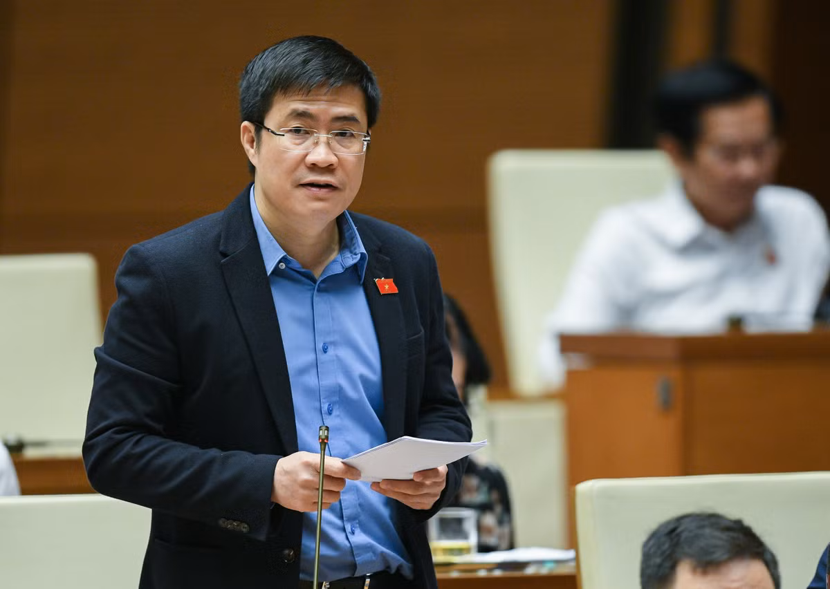  Đại biểu Hoàng Minh Hiếu - Đoàn Nghệ An: “Thủ tục hành chính chậm trễ sẽ là một trong những cản trở lớn đối với sự phát triển kinh tế xã hội. Trong khi đó, báo cáo của Ban soạn thảo, hiện nay Luật Đất đai đã có những điểm mâu thuẫn, chồng chéo với ít nhất 20 văn bản luật khác. Điều này dẫn đến có nhiều vướng mắc trên thực tế vì các thủ tục thường liên quan đến nhiều sở, ngành khác nhau, khó đạt được sự kết nối thuận tiện cho người dân và doanh nghiệp. Cơ quan soạn thảo cần tiếp tục nghiên cứu để đơn giản hóa thủ tục hành chính về đất đai”.