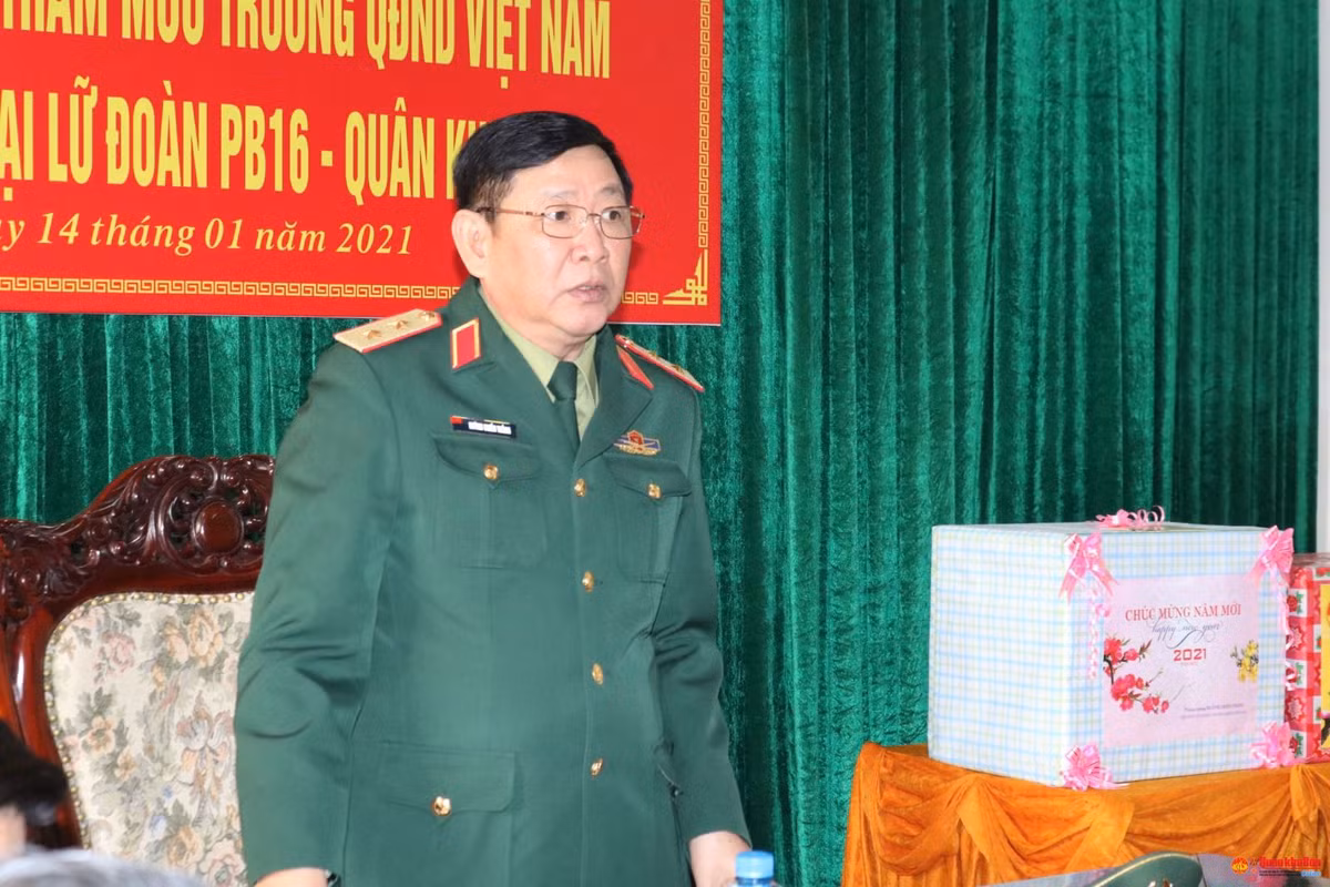 Ngày 20/11/2022, ông Huỳnh Chiến Thắng được trao quyết định thăng quân hàm từ Trung tướng lên Thượng tướng 